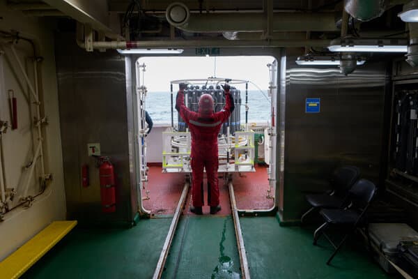 The icebreaker Araon navigating through icy waters near Thwaites Glacier
